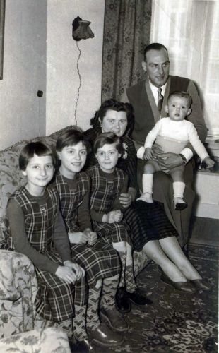Willem Albertsma en Jacoba van Hulzentop met kinderen (vlnr) Carolina, Petronella, Marianne en Willem (foto 1955)